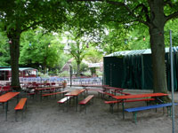 Hamburger Biergarten ohne Gäste, vorne rechts ausfahrbares Zelt
