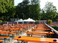 Terrasse von Schumachers Biergarten bietet reichlich Plätze
