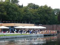 Beachclub Die Bucht im Stadtpark Hamburg vom gegenüber liegenden Ufer gesehen