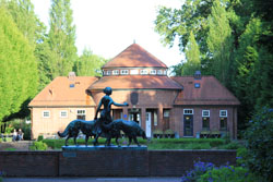 Vorne Statue Diana mit Hunden, hinten die Trinkhalle